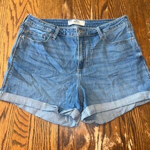 Hollister Women’s Curvy High-Rise 3” Denim Shorts